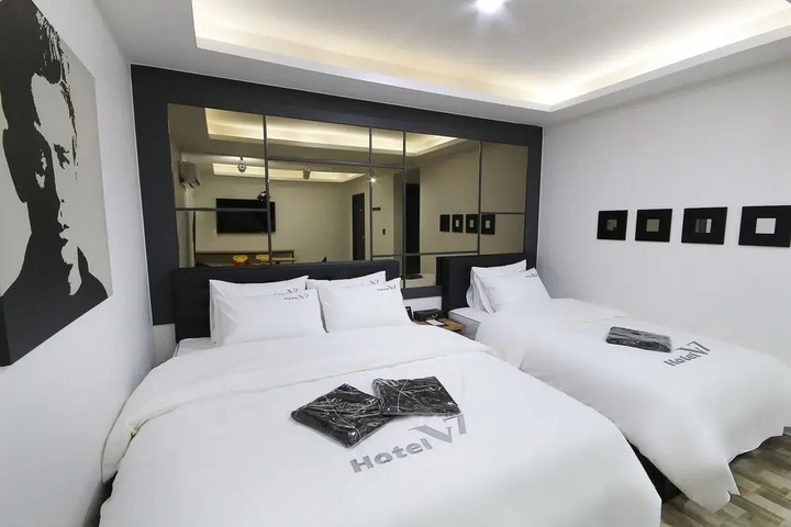 Room 4 of 11