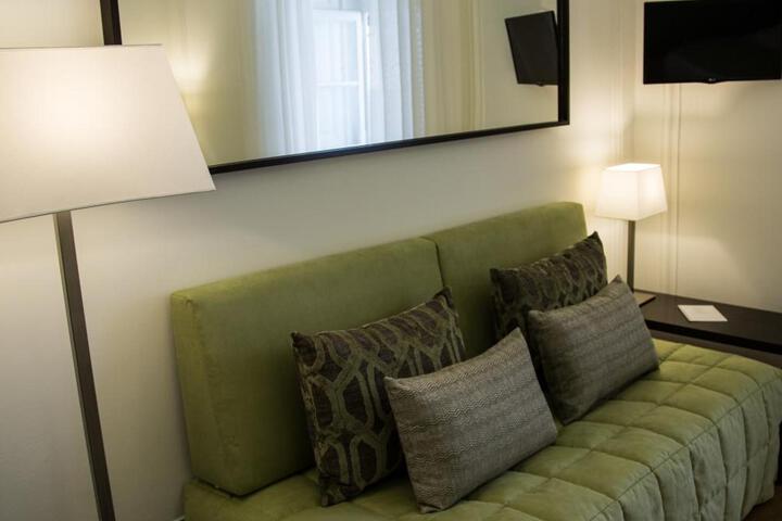 Lounge 26 of 33