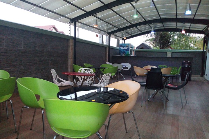 Lounge 17 of 24