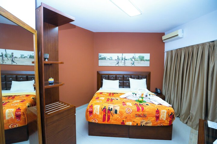 Room 9 of 18