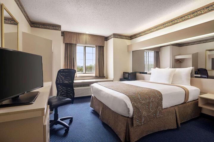 1 Queen Bed Accessible Room (17 of 19)