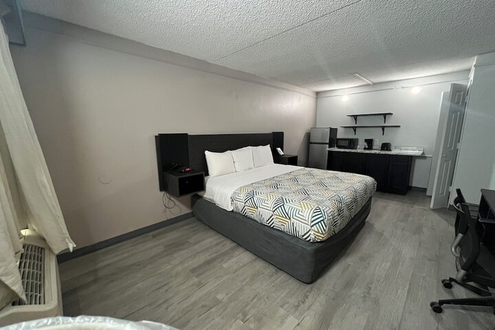 Room 8 of 27