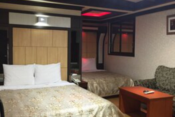 Room 9 of 14