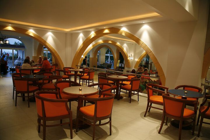 Lounge 51 of 56