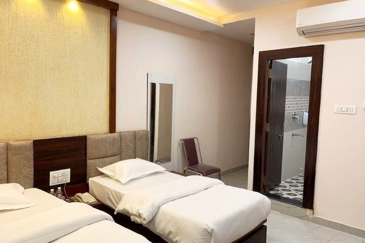 Room 13 of 19