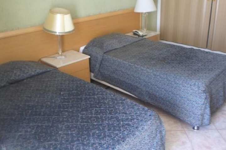 Room 6 of 25