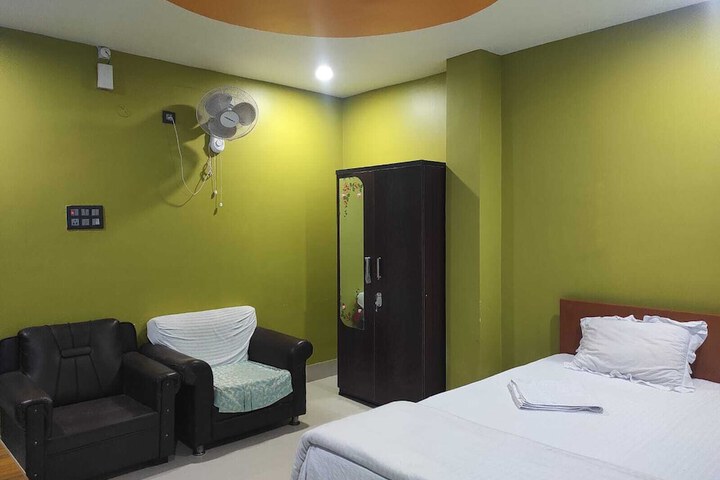 Room 9 of 18