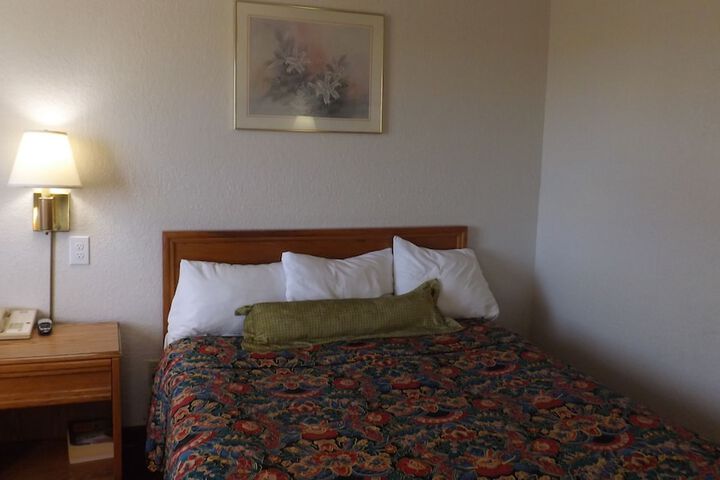 1 Queen Bed (3 of 8)