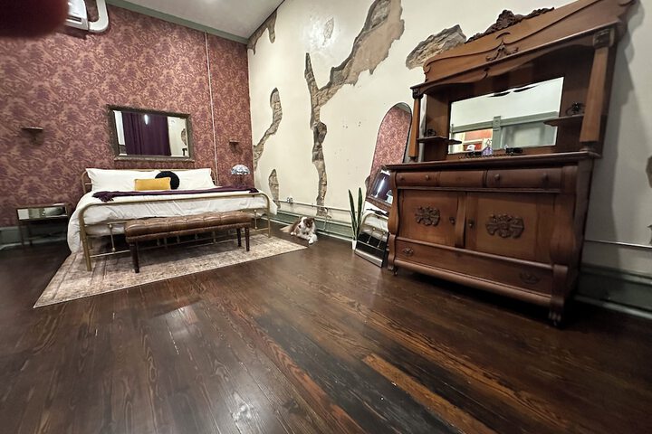 Room 7 of 76