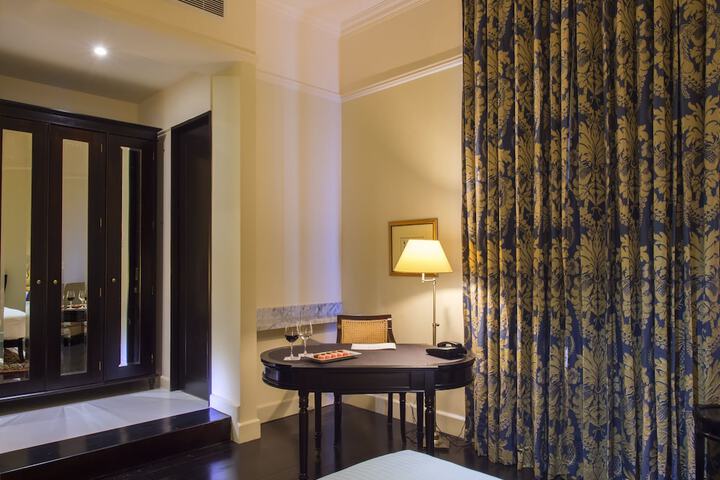 Room 52 of 163