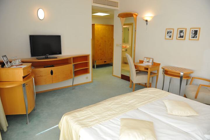 Room 9 of 102