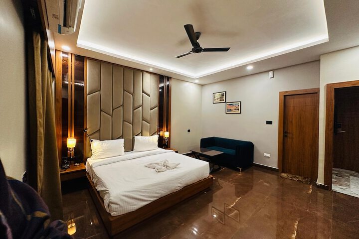 Room 5 of 17
