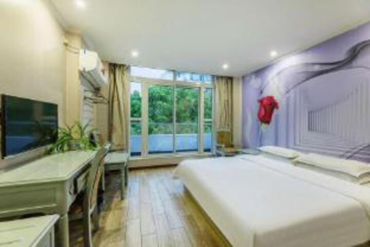 Room 5 of 6