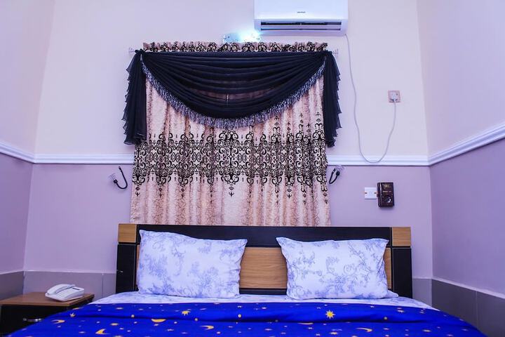 Room 5 of 8