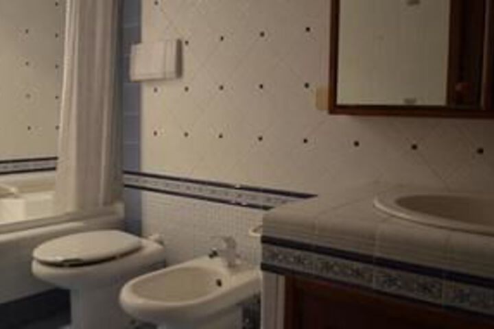 Room 2 of 34