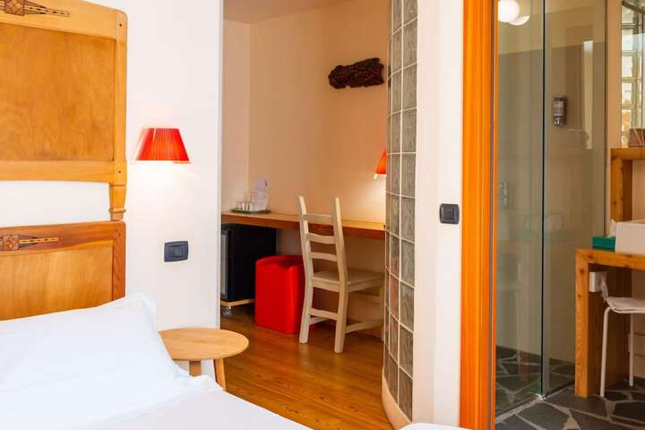 Room 21 of 48
