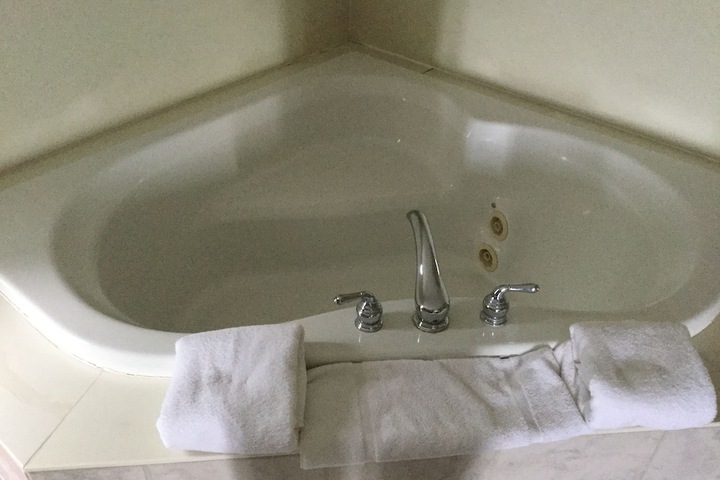 Jetted tub