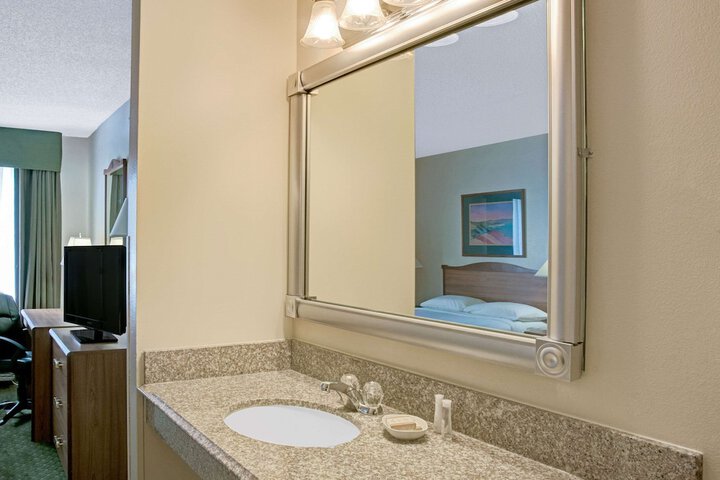 Room 32 of 61