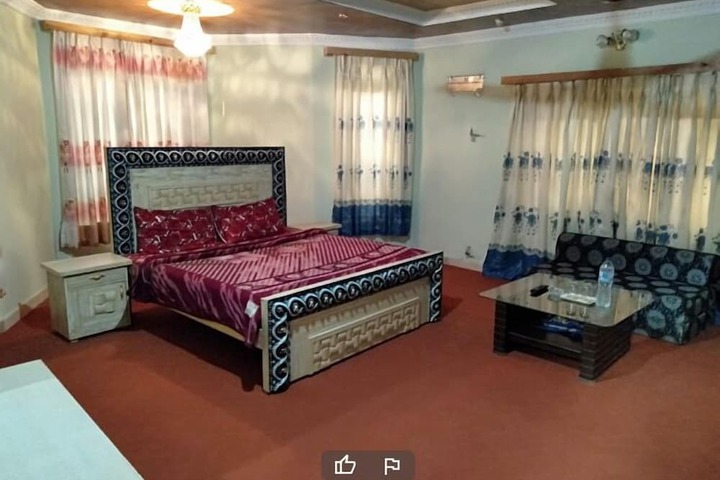 Room 4 of 17