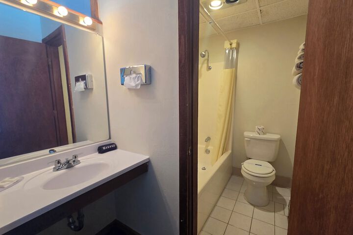 Room 8 of 34