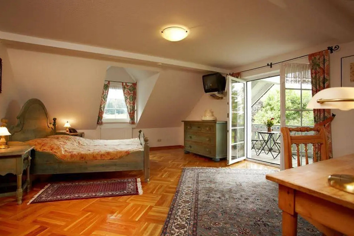 Room 4 of 10