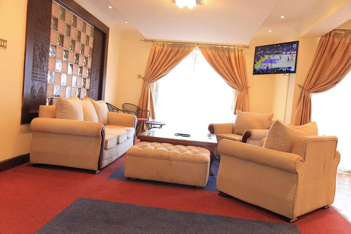 Lounge 34 of 54