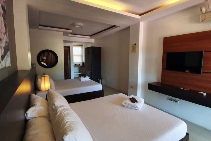 Room 13 of 18
