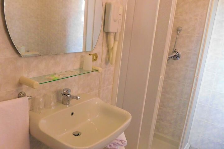 Room 10 of 28