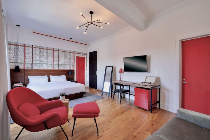 Room 25 of 83