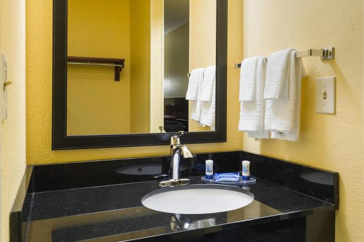 2 Queen Beds Work Desk Microwave and Refrigerator WiFi Continental Breakfast (8 of 9)