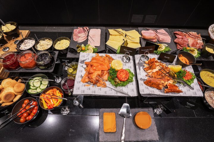 Dining 45 of 49