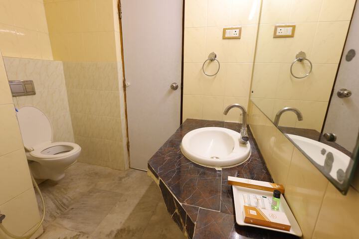 Room 12 of 18