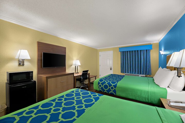 2 Queen Beds High Speed Internet Accessible Microwave and Refrigerator Work Desk Continental (5 of 7)