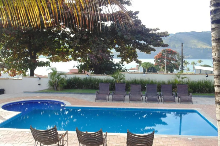 Pool 10 of 15