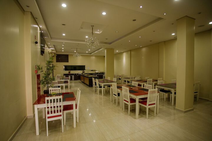 Dining 33 of 36