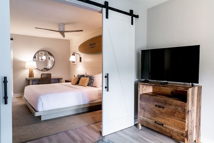 Room 6 of 28