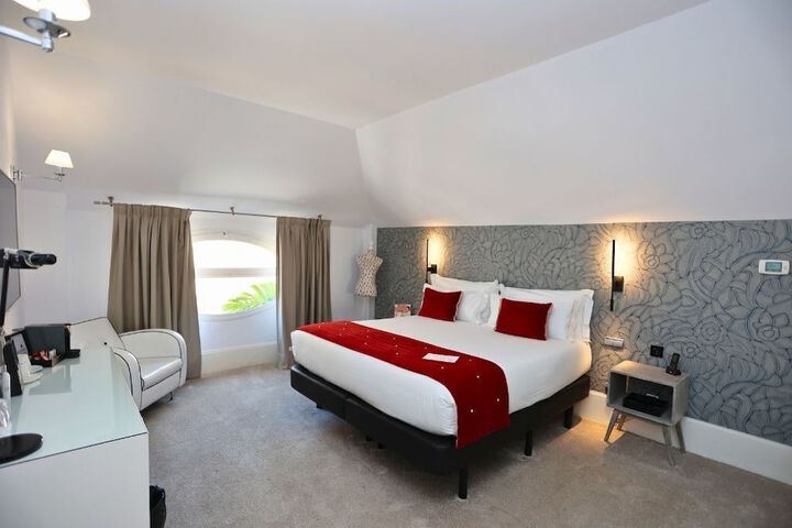 Room 6 of 28