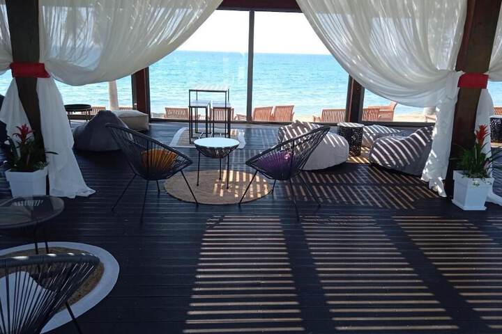 Lounge 77 of 106