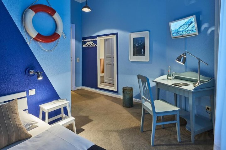 Room 6 of 33