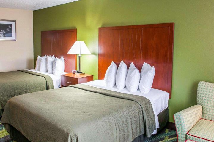 2 Queen Beds (9 of 10)