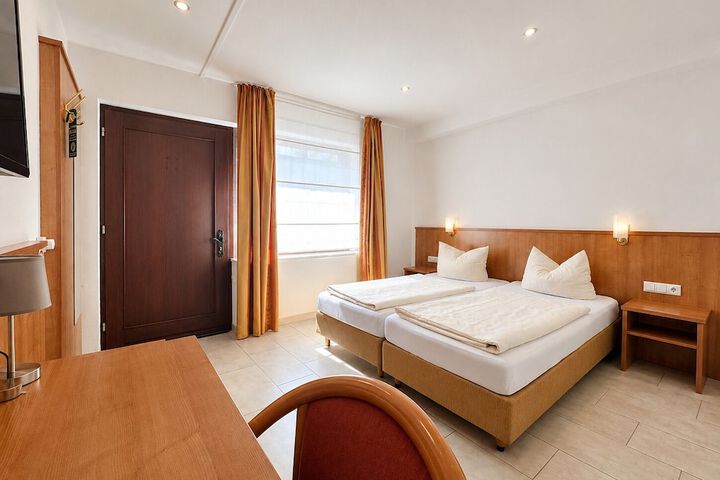 Room 5 of 13