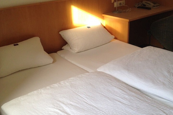 Room 2 of 10