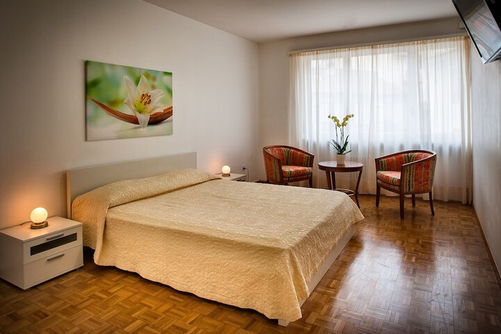 Room 6 of 37