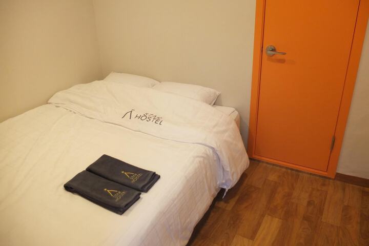 Room 16 of 46