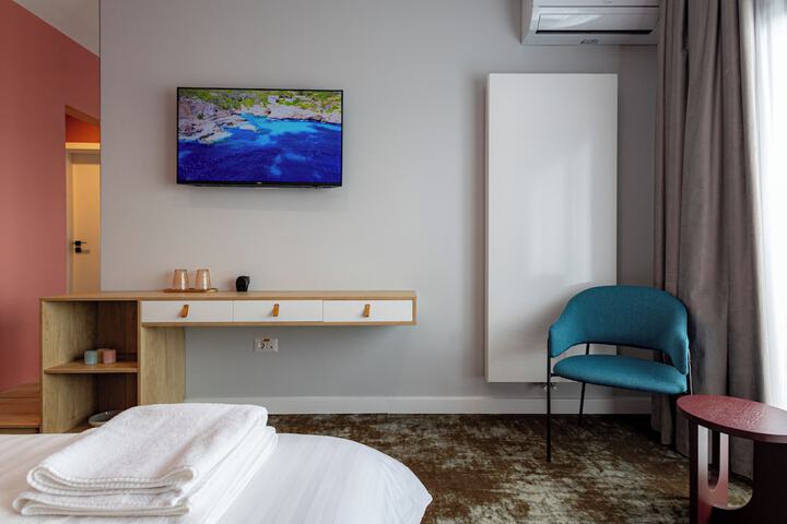 Room 6 of 18