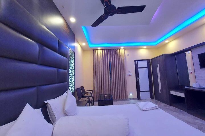 Room 4 of 7