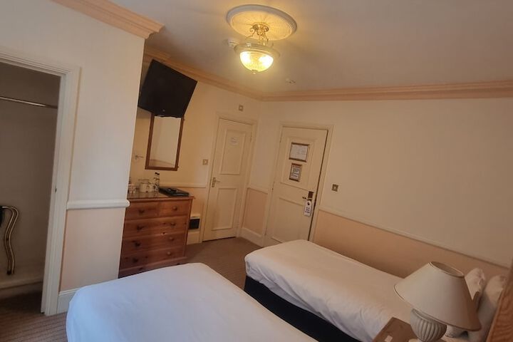 Room 14 of 33