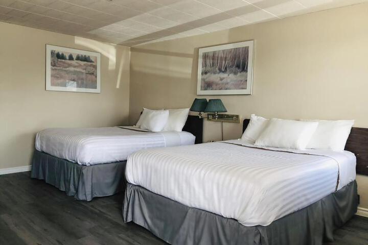 2 Queen Beds (7 of 8)