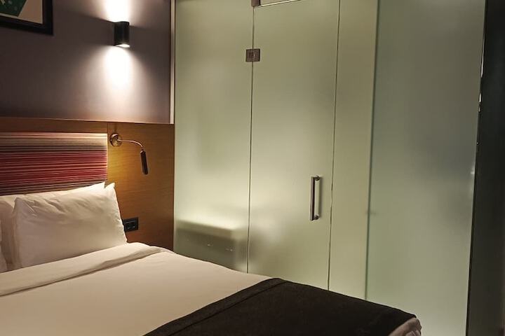 Room 33 of 97