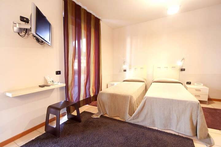 Room 6 of 28